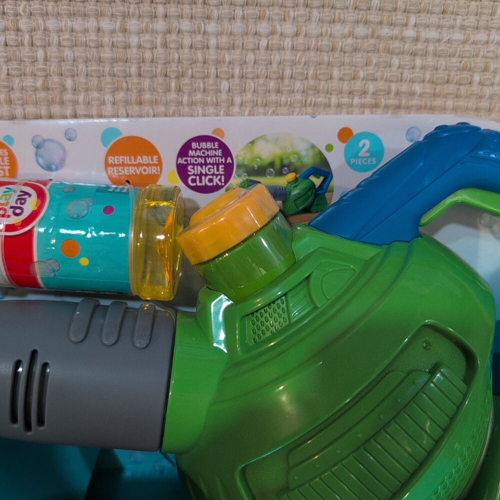 Play Day Bubble Leaf Blower, 4 Fluid Ounces of Bubbles, Children Ages 3+ - Picture 2 of 5